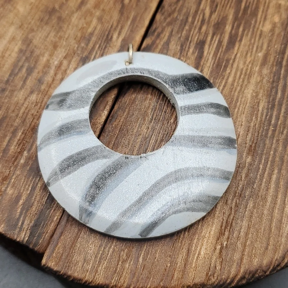 Zebra stripes round pendant‎